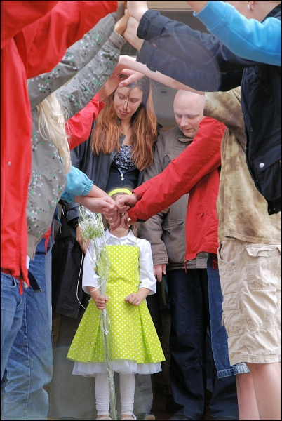 overvliegen12.jpg - daar bij die grote school,daar is een poort gesloten,daar komt een kind gelopen,*klop*klop*klop*De poort die gaat nu open,en kijk eens wie daar binnen komt,dat is Alicia...Welkom op de grote school..